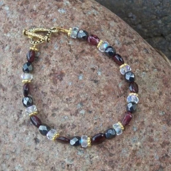 Valentine Bracelet With Garnets and Crystal Beads and Heart Toggle 7.75 Inch NWT - Picture 13 of 16